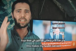 Νέο βίντεο με όμηρο της Χαμάς να εκλιπαρεί γονατιστός την απελευθέρωσή του – «Θέλω να φύγω από εδώ!»