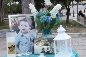 Σύνταγμα: Συγκέντρωση στη μνήμη του μικρού Άγγελου που κακοποιήθηκε από την μητέρα του και τον σύντροφό της