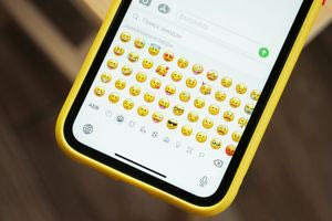 Τα «κρυφά» μηνύματα των emojis: Ειδικοί προειδοποιούν τους γονείς για ναρκωτικά