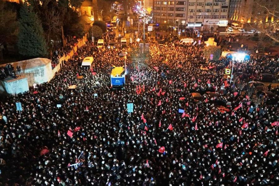 Επεισόδια και χημικά σε συγκέντρωση για τον Ιμάμογλου στο δημαρχείο Κωνσταντινούπολης