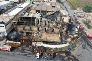 Η επόμενη ημέρα: Η ολοκληρωτική καταστροφή στο εργοστάσιο ξυλείας στο Ηράκλειο μέσα από βίντεο και φωτογραφίες