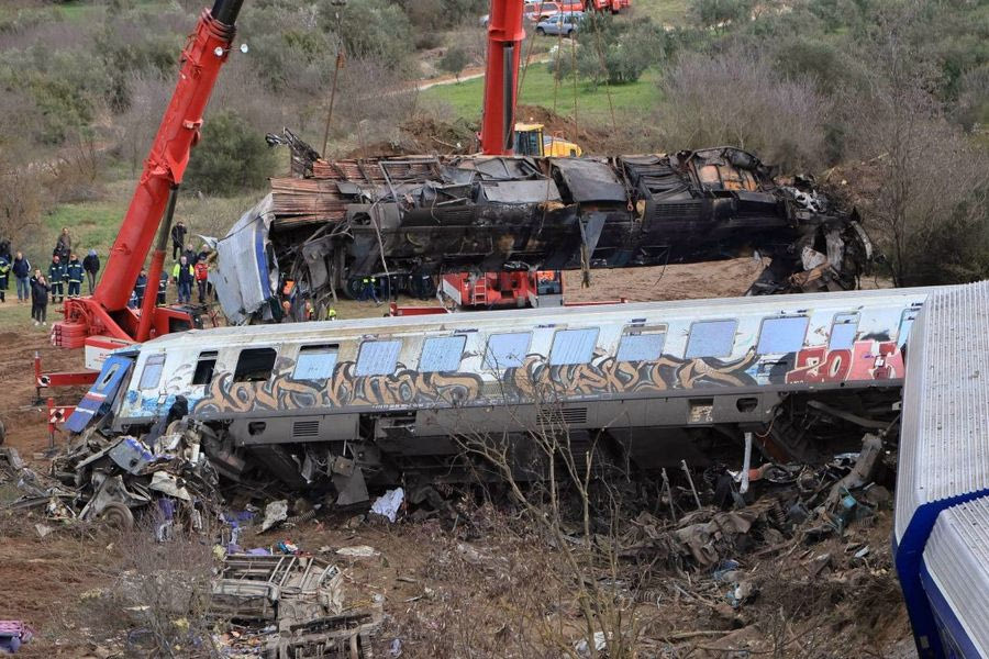 Τέμπη: Έρευνα της Πυροσβεστικής στην εμπορική αμαξοστοιχία – Ψάχνουν κομμάτι μηχανής που λείπει