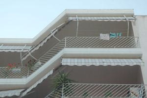 Θεσσαλόνικη: Γυναίκα έπεσε από μπαλκόνι και κατέληξε σε αυτοκίνητο – Φέρει πολλαπλά τραύματα