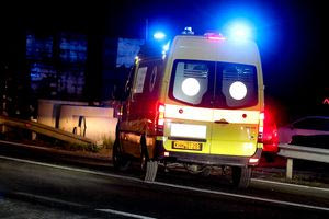 Kινητοποίηση στους Αμπελόκηπους: Άνδρας απειλεί να πέσει στο κενό στο νοσοκομείο ΕΛΠΙΣ