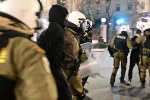 ΕΛΑΣ: 61 προσαγωγές, εκ των οποίων 7 συλλήψεις στην Αθήνα μετά το συλλαλητήριο για τα Τέμπη