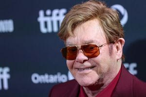 Έλτον Τζον: Επιδεινώνεται η κατάσταση της υγείας του