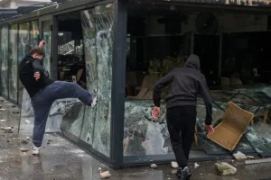 Βόρεια Μακεδονία: Σοβαρά επεισόδια στο Κότσανι μετά τους 59 νεκρούς στο κλαμπ που πήρε φωτιά και έγινε παγίδα θανάτου