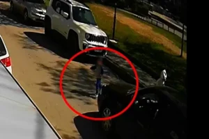 Λάρισα: Η στιγμή που αυτοκίνητο παρασύρει το 3χρονο αγοράκι