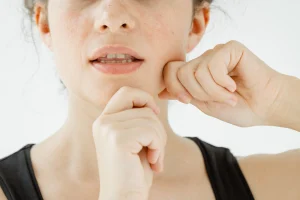 7 ασκήσεις face yoga που ξανανιώνουν το πρόσωπο σε 5′