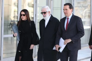 Δίκη Φιλιππίδη: Πρόστιμο 500 ευρώ για τους απόντες ηθοποιούς, ζητά ο Εισαγγελέας