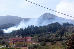 Φωτιά στη Σάμο – Ισχυρές πυροσβεστικές δυνάμεις στο σημείο