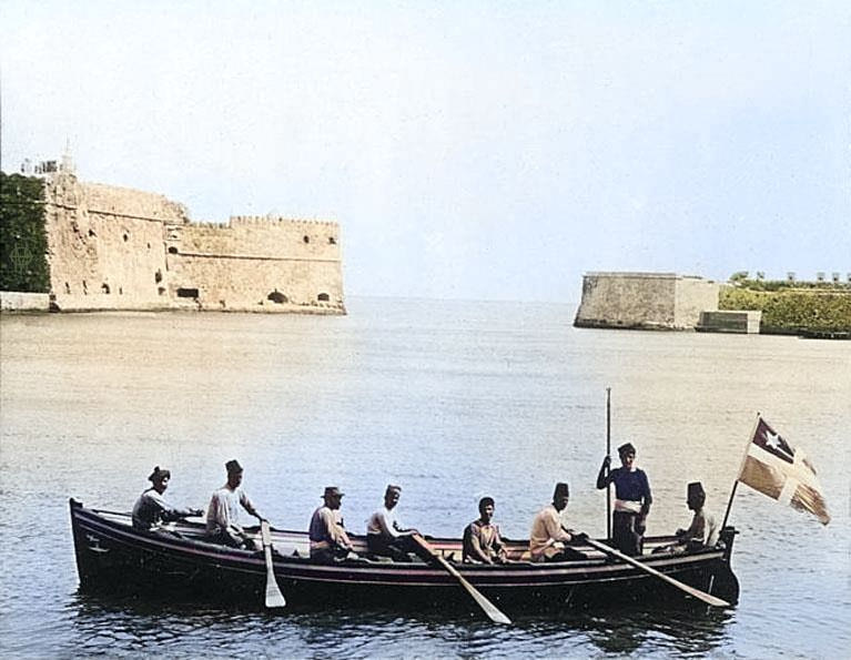 Λέμβος με την σημαία της Κρητικής Πολιτείας
