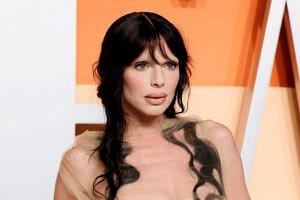 Η Τζούλια Φοξ εμφανίστηκε στο πάρτυ των Όσκαρ σαν γυμνή «Αφροδίτη» του Μποτιτσέλι