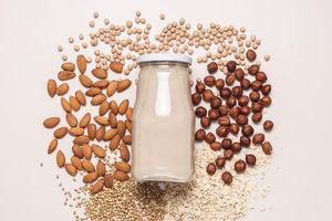 Ποιο φυτικό γάλα έχει περισσότερη πρωτεΐνη και ποιο περισσότερες θερμίδες;