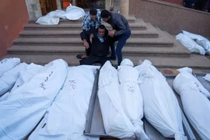 Γάζα: Συγκλονιστικές εικόνες με συγγενείς να θρηνούν τους νεκρούς