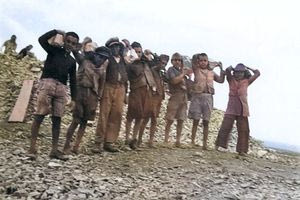 Γερμανική κατοχή: Παιδιά κουβαλούν πέτρες