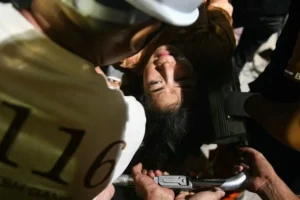 Μιανμάρ: Καρέ καρέ η στιγμή της διάσωσης μίας γυναίκας – Ήταν εγκλωβισμένη 30 ώρες στα ερείπια – ΒΙΝΤΕΟ