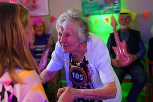 Ο οίκος ευγηρίας έγινε κλαμπ για τα 105α γενέθλια της (βίντεο)