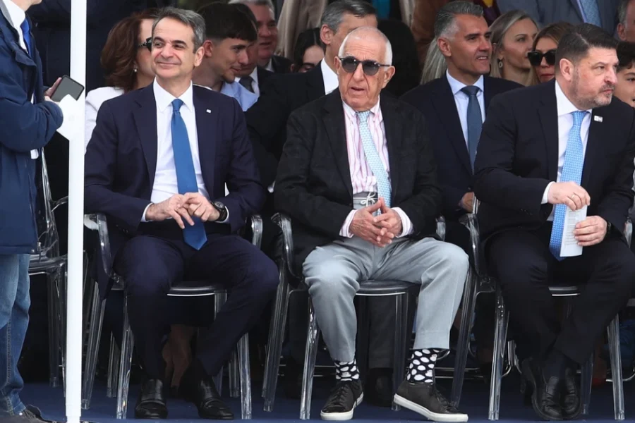 Οι …παρδαλές κάλτσες του Νικήτα Κακλαμάνη στην παρέλαση της 25ης Μαρτίου
