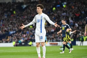 «Και είναι μόλις 17 ετών»: Η UEFA αποθεώνει τον Καρέτσα