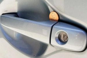 Τι σημαίνει εάν βρεις ένα κέρμα στην πόρτα του αυτοκινήτου σου