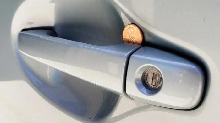 Τι σημαίνει εάν βρεις ένα κέρμα στην πόρτα του αυτοκινήτου σου