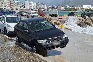 Ο έντονος κυματισμός παρέσυρε αυτοκίνητα και προκάλεσε ζημιές στην Ιεράπετρα