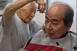 Η γηραιότερη κομμώτρια στον κόσμο είναι… 108 ετών