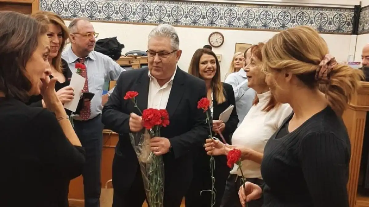 Δημήτρης Κουτσούμπας: Μοίρασε γαρύφαλλα σε δημοσιογράφους στη Βουλή για την Ημέρα της Γυναίκας - PATRIS.GR
