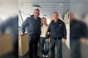 H Kylie Minogue στην Αίγινα: Ξετρελάθηκε με τα φιστίκια και την ομορφιά του νησιού