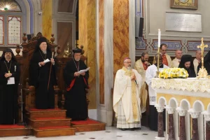 Σε λειτουργία για την επέτειο εκλογής του Πάπα Φραγκίσκου ο Βαρθολομαίος