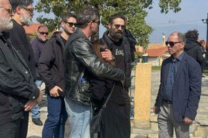 Θλίψη στο τελευταίο αντίο της Καίτης Κωνσταντίνου – Συντετριμμένες η μητέρα και η αδερφή της