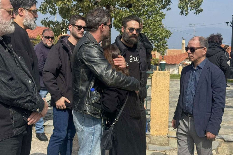 Θλίψη στο τελευταίο αντίο της Καίτης Κωνσταντίνου – Συντετριμμένες η μητέρα και η αδερφή της