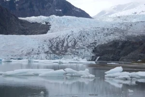 Το λιώσιμο των πάγων απειλεί την τροφή και το νερό δύο δισ. ανθρώπων, προειδοποιεί ο ΟΗΕ
