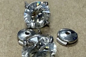 Κλέφτης κατάπιε διαμαντένια σκουλαρίκια αξίας 769.500 δολαρίων λίγο πριν τον συλλάβουν