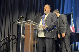 Χιλιάδες κόσμου στην παρέλαση της 25ης Μαρτίου στην Νέα Υόρκη – Τελετάρχης ο Βαγγέλης Μαρινάκης