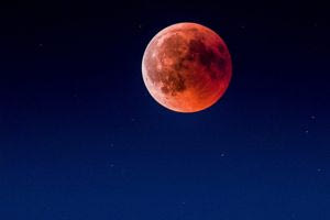 Ματωμένο φεγγάρι και… εξαφάνιση των δακτυλίων του Κρόνου, τα αστρονομικά γεγονότα του Μαρτίου