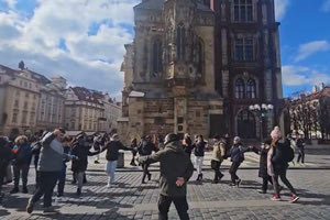 Χόρεψαν Κρητικά στην κεντρική πλατεία της Πράγας και εντυπωσίασαν