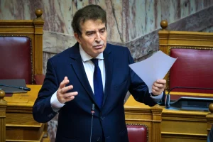 Χρυσοχοΐδης για επεισόδια σε διαδηλώσεις Τεμπών: Εγκληματικό μέτωπο από χούλιγκανς και κουκουλοφόρους