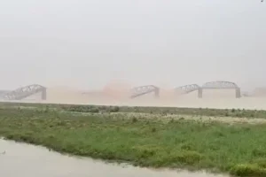 Σεισμός στη Μιανμάρ: Η στιγμή που ιστορική γέφυρα του 1934 καταρρέει από την ισχυρή δόνηση των 7,7 Ρίχτερ