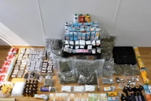 Γλυφάδα: Γιος γνωστού γιατρού σε συμμορία που διακινούσε ροζ κοκαΐνη