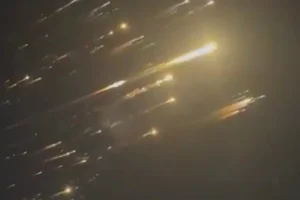 Εξερράγη το διαστημόπλοιο της Space X: Βίντεο από τη «βροχή» των φλεγόμενων συντριμμιών που πέφτουν στη γη