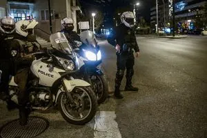 Ηράκλειο: Του άρπαξαν το σταυρό ενώ περίμενε στο φανάρι