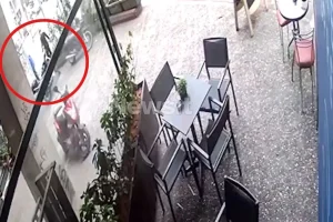 Η στιγμή της μεταφοράς του νεκρού άστεγου από το εστιατόριο στο κέντρο της Αθήνας – Βίντεο ντοκουμέντο