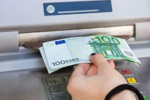 Επιδόματα ΟΠΕΚΑ – ΔΥΠΑ: Τι ισχύει με την προπληρωμένη κάρτα