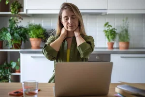 Ιατρικό μυστήριο: Γιατί οι γυναίκες πονούν περισσότερο από τους άντρες – Σε ποιους «πιάνουν» καλύτερα τα παυσίπονα