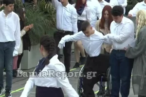 Μαθητής στη Λαμία σηκώθηκε από το αναπηρικό αμαξίδιο και παρέλασε