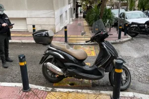 Θεσσαλονίκη: Με καρτελάκια «Σεβασμού» θα τιμωρούνται όσοι παρκάρουν σε ράμπες αναπήρων
