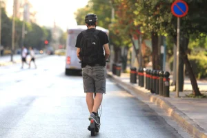 Τροχαίο με ηλεκτρικό πατίνι στη Λάρισα, στο νοσοκομείο δύο νεαροί