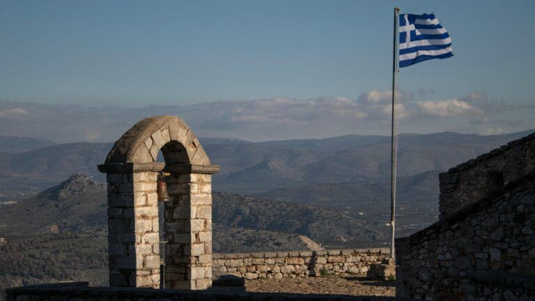 Τι γιορτάζουμε την 25η Μαρτίου και γιατί τρώμε μπακαλιάρο σκορδαλιά